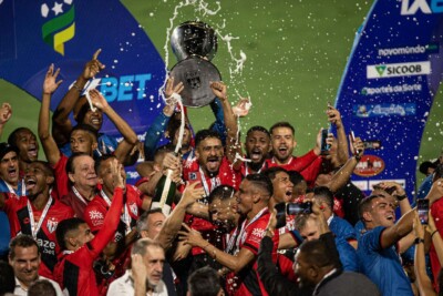Jogadores do Atlético Goianiense comemoram título do Goianão