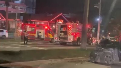 Acidente entre dois carros deixa homem preso às ferragens na Avenida Deputado Jamel Cecílio, em Goiânia