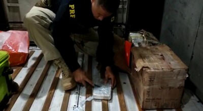Após ultrapassagem proibida, motorista de ônibus é preso com R$ 9 mi de cocaína, em Firminópolis