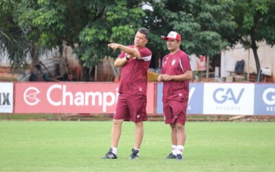 Glauber Ramos ao lado de Claudinei Oliveira no treino do Vila Nova