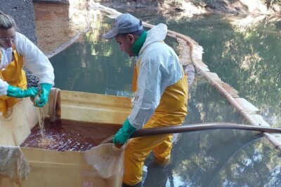 Técnicos retiram 8 mil litros de óleo diesel espalhados em córrego da cidade Goiás