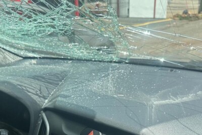 Mulher é agredida pelo namorado em academia de Goiânia e tem carro destruído