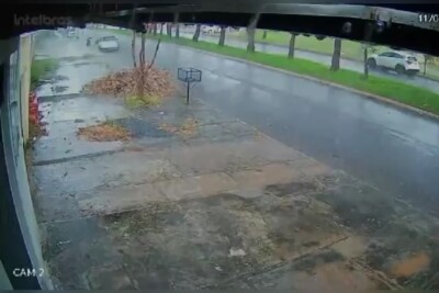 Câmera registra roubo de motocicleta em meio à chuva intensa, em Goiânia