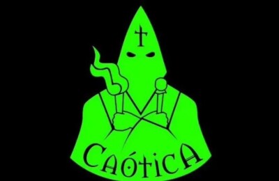 Bateria Caótica afirma que desenho é alusão à Procissão do Fogaréu Logo de bateria da PUC gera polêmica ao ser confundida com Ku Klux Klan