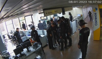 Militares do GSI usam celular enquanto o Palácio do Planalto é invadido por golpistas bolsonaristas (Foto: Reprodução/Planalto)