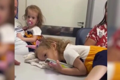 Siamesas Heloá e Valentina trocam curativos um mês após alta da cirurgia de reparação