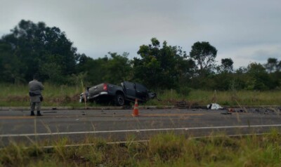IML e Polícia Técnico Científica estiveram no local da colisão Homem morre após acidente entre caminhonete e caminhão na GO-040