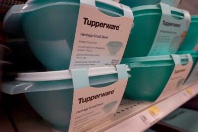 Tupperware anuncia possibilidade de falência e ações despencam na Bolsa de Valores Empresa pode deixar de cumprir cláusulas em contratos