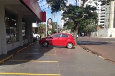 Vaga exclusiva para clientes em calçadas é proibida, diz diretora de Fiscalização de Trânsito de Goiânia