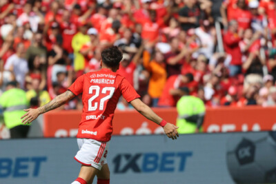 Maurício comemorando gol marcado pelo Internacional