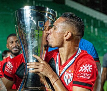Luiz Fernando beijando a taça do Campeonato Goiano