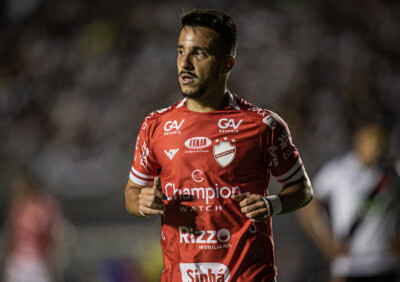 Matheuzinho com a camiseta do Vila Nova em 2022