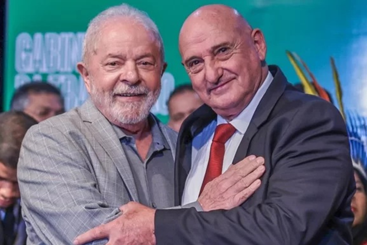 Ministro do GSI que aparece em imagens do 8/1 pede demissão a Lula