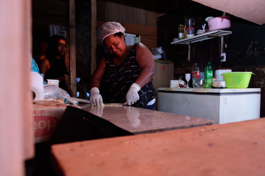 Dignidade: moradora da Ocupação Alto da Boa Vista, em Aparecida, vive da venda de caldos e pastel