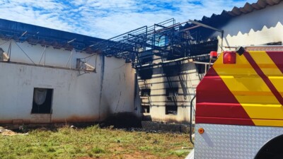 Homens causam incêndio e vazamento de amônia em frigorífico desativado durante furto, em Quirinópolis