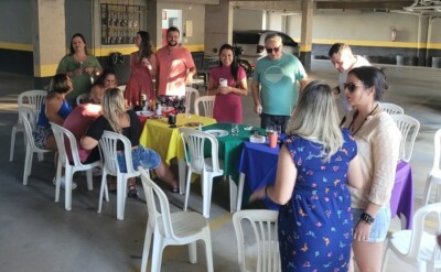 Internauta compartilhou imagem da celebração e viralizou no Twitter Moradores de prédio fazem festa após mudança de vizinha mala