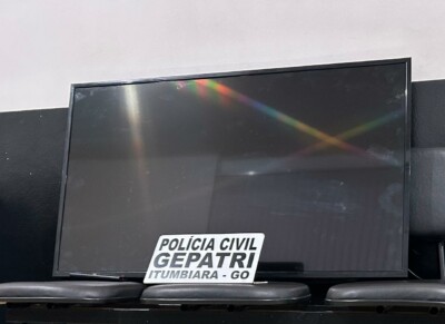 Suspeito escalava os muros das residências e chegou a furtar uma moto Homem é preso após furtar aparelhos eletrônicos em casas de Itumbiara