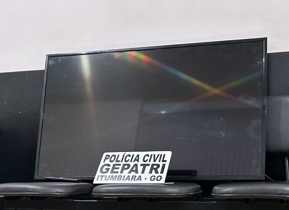 Suspeito escalava os muros das residências e chegou a furtar uma moto Homem é preso após furtar aparelhos eletrônicos em casas de Itumbiara