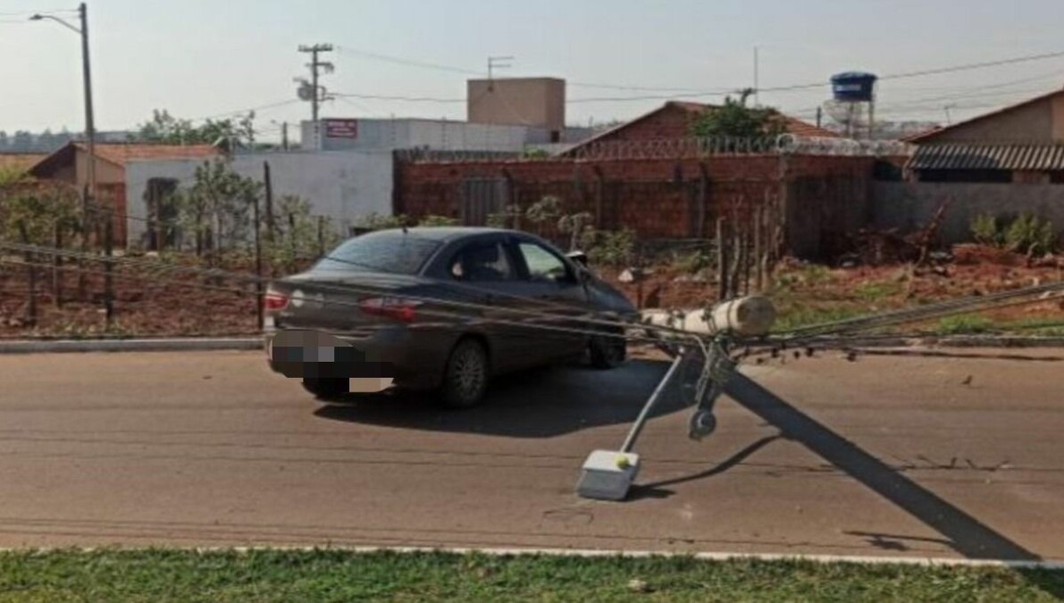 Carro bate em poste em Anápolis