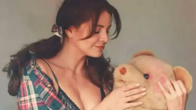 Atriz de 'Chiquititas' entra para Onlyfans e faz ensaio com uniforme da novela Renata Del Bianco, hoje com 37 anos, viveu a órfã Vivi