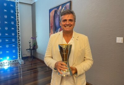 Luis Carlos Winck com troféu de melhor treinador do Goianão