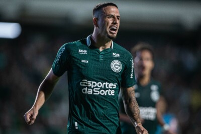 Matheus Peixoto comemorando gol marcado pelo Goiás
