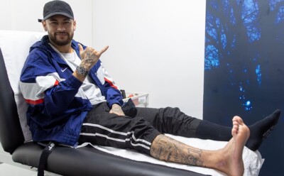 Neymar no CT do PSG onde segue o tratamento no tornozelo