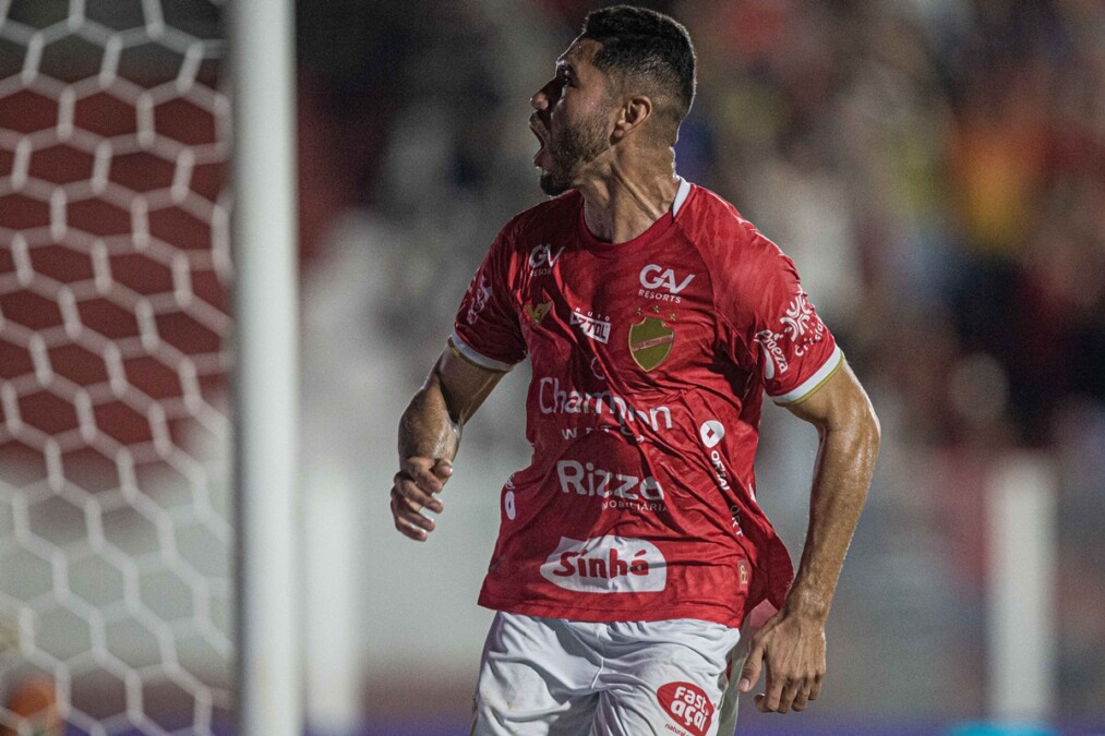 Neto Pessoa comemora gol pelo Vila Nova contra o Juventude