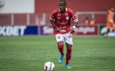 Rodrigo Gelado em jogo no Vila Nova