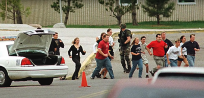 Columbine: primeiro massacre em escola que chocou o mundo completa 24 anos Estudantes gravaram vídeos sobre seus planos e motivações