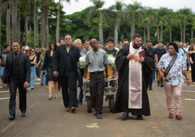 Dona Carmem é enterrada com filho e marido