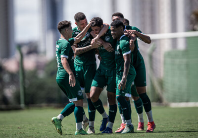 Jogadores do Goiás Sub-20 comemorando gol marcado