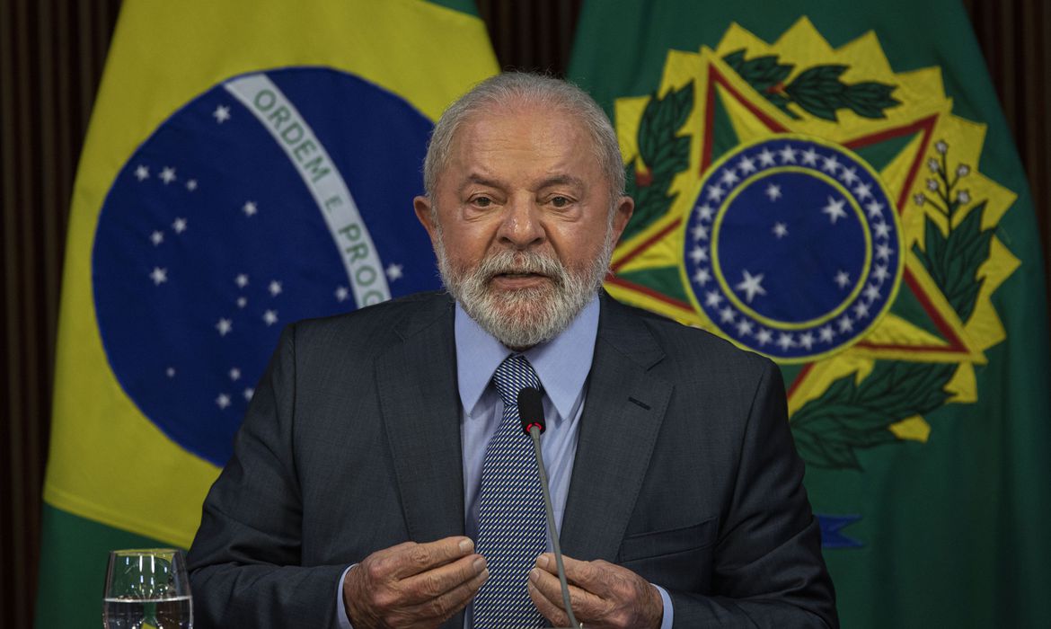 Ipec: 37% aprovam governo Lula, e 28% reprovam gestão petista mostra estabilidade e que outros 32% consideram a gestão regular