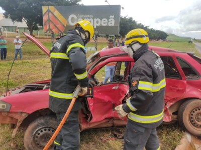 Vítima ficou com o corpo preso nas ferragens Homem morre e três pessoas ficam feridas em acidente na Go-118