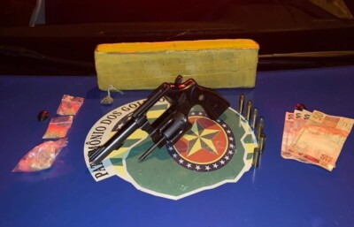 Dois revólveres, drogas, celulares e roupas roubadas foram apreendidos Suspeitos de tráfico e roubo morrem em confrontos com a PM em Goiânia