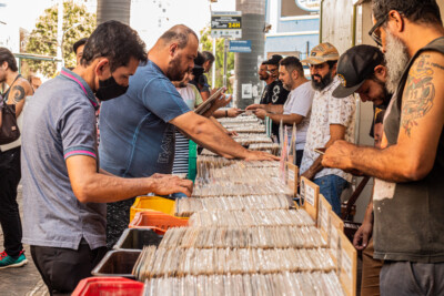 Evento promete reunir amantes do vinil e de brechós 'Feira Deixa Girar' acontece em Goiânia neste domingo (16)