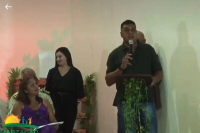 Prefeito de Marzagão pede silêncio a alunos de escola infantil e ameaça dar tiros para cima