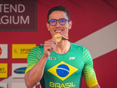 Carlos Alberto Soares com a medalha de bronze da Copa do Mundo