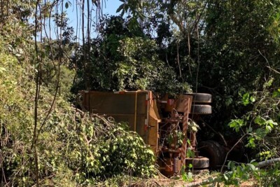Caminhão tomba em Caldas e motorista fica preso ao volante