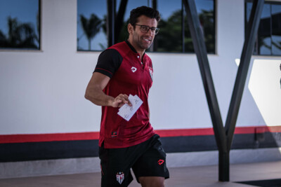 Treinador Alberto Valentim no CT do Dragão