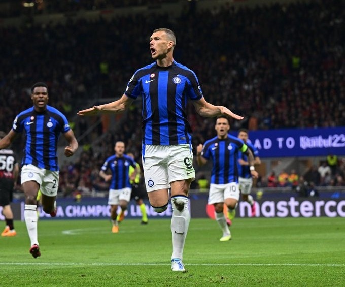 Dzeko comemorando primeiro gol da vitória da Inter