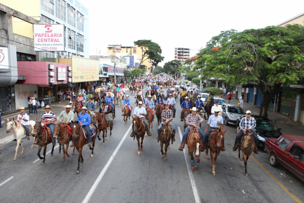 Após 10 anos, cavalgada volta a abrir pecuária de Goiânia