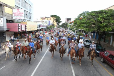 Após 10 anos, cavalgada volta a abrir pecuária de Goiânia