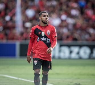 Lateral Moraes Jr com a camisa do Atlético Goianiense 2023
