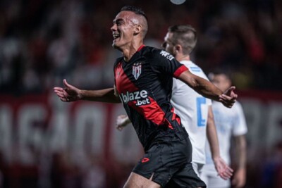 Renato comemora gol pelo Atlético Goianiense