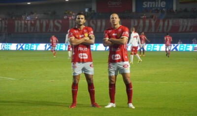Guilherme Parede e Caio Dantas comemoram gol do Vila Nova