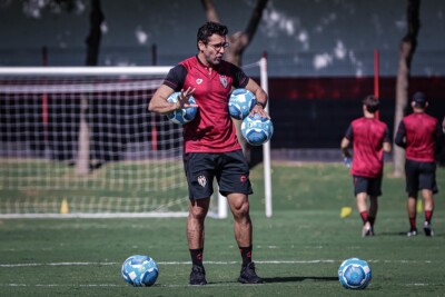 Alberto Valentim no primeiro dia de trabalho no Atlético Goianiense