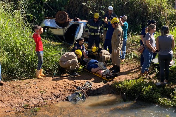 Carro com rodas para cima após capotamento (Foto: Divulgação)