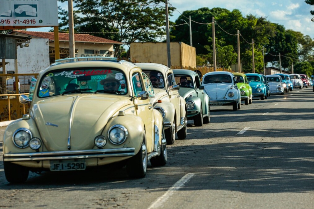 Associação faz romaria solidária com 200 carros antigos para Trindade