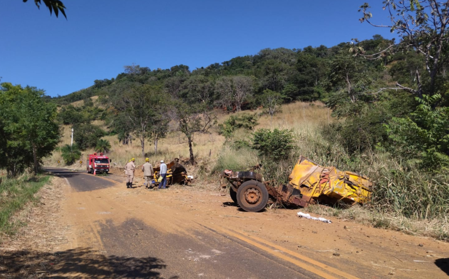 Motorista morre de politraumatismo após capotar caminhão de carga em Mineiros